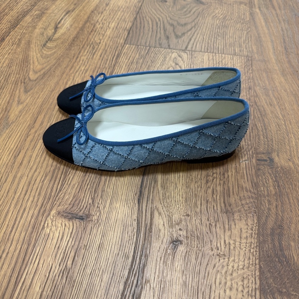 CHANEL Women's Elegant Blue and Black Flats - Picture 2 of 7